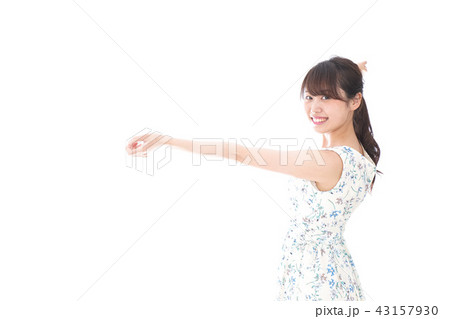 リフレッシュをする若い女性 43157930