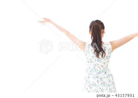 リフレッシュをする若い女性 43157931