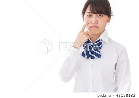 思春期の肌荒れに悩む学生 43158132