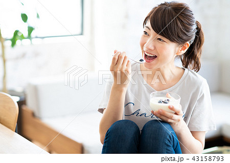 若い女性（ヨーグルト） 43158793