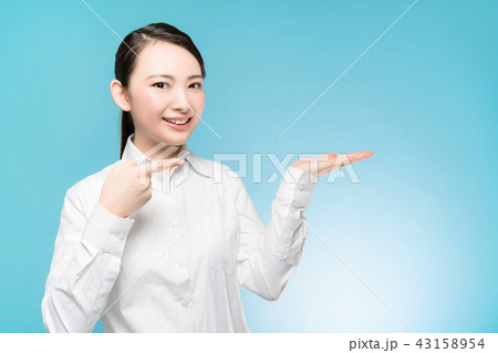 勧める女性 勧める女性 43158954