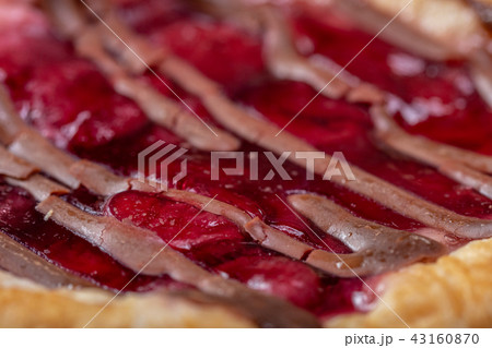 cheesecakes with fresh raspberries and raspberry jam closeup cheesecakes with fresh raspberries and raspberry jam closeup 43160870