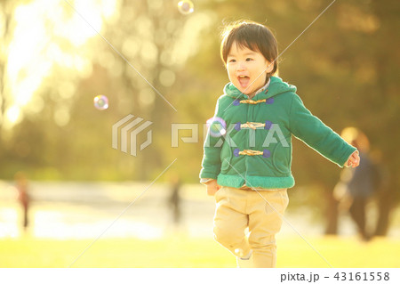 遊ぶ男の子 43161558