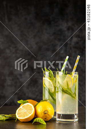 Tarragon lemonade drink 43162146