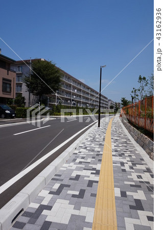 道路 車道 歩道 点字ブロック 外灯 街並み の写真素材