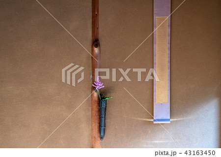 掛け軸と一輪挿し 43163450