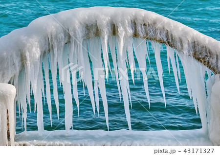 Icy Arch with Icicles 43171327