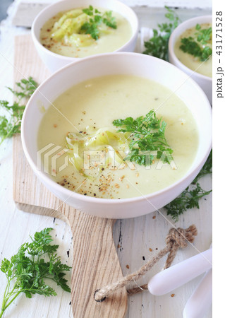 Cold summer zucchini cream soup, vegetable cuisine 43171528