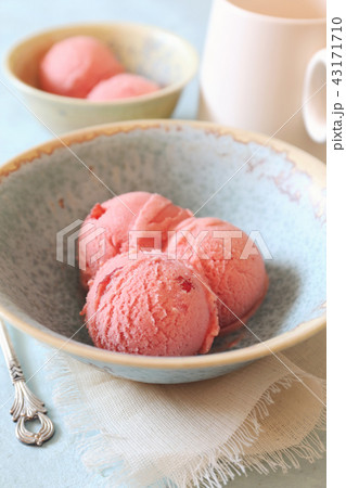 Fruit sorbet, Strawberry ice cream balls 43171710
