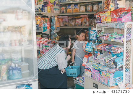 4 years old 43175759