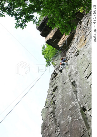 ロッククライミング 登山 傾斜 43176628