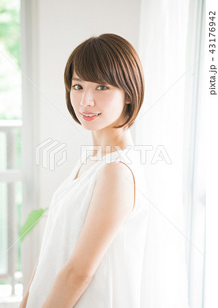 ショートヘアの女性 婚活 結婚相談所等のサイトやアプリなどでのご利用はお控えください の写真素材