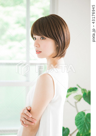 女性のヘアスタイルイメージ　 43176945