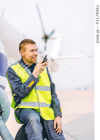 airport worker support 43178061