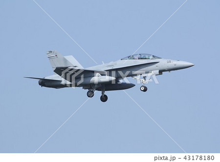 青空を飛行する米海兵隊の空母艦載機F-18Dホーネット戦闘攻撃機 43178180