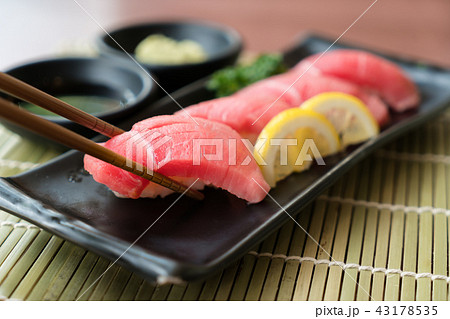 Otoro tuna sushi on black plate Otoro tuna sushi on black plate 43178535