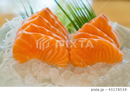 Raw salmon slice or salmon sashimi. 43178539