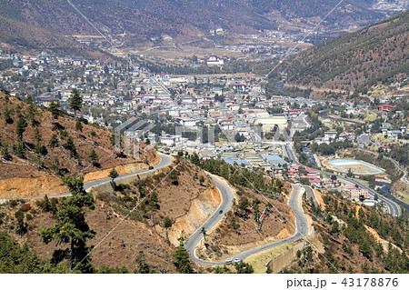 Winding or curved road on the hill of Thimphu 43178876