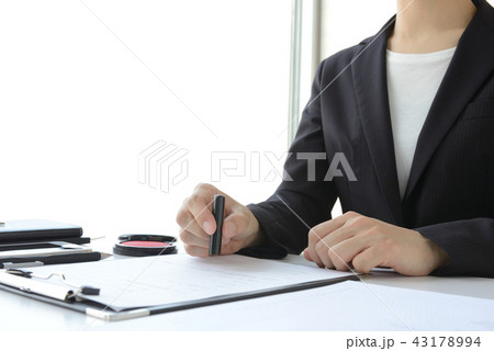 契約書に押印するビジネスウーマン 43178994