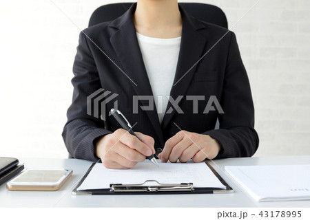 契約書にサインするビジネスウーマン 43178995