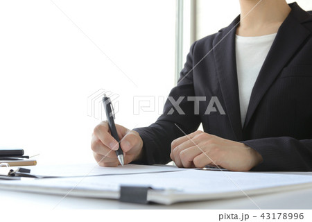 契約書にサインするビジネスウーマン 43178996