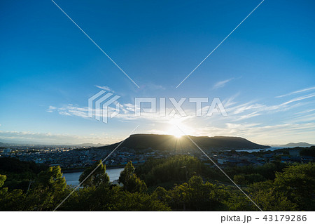 夕暮れ　屋島と香川県高松市街並み 43179286