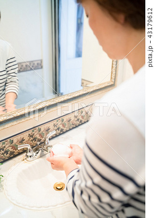 洗顔フォーム 43179612