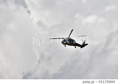 厚い積乱雲の下を飛ぶ海上自衛隊の哨戒ヘリコプター 厚い積乱雲の下を飛ぶ海上自衛隊の哨戒ヘリコプター 43179994