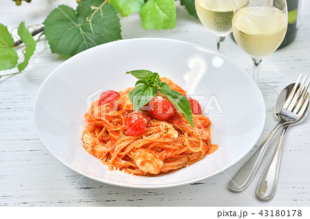 イタリアン料理、トマトソースとモッツアレラチーズのパスタ。スパゲティ。粉チーズとバジルの葉を添えて。 イタリアン料理、トマトソースとモッツアレラチーズのパスタ。スパゲティ。粉チーズとバジルの葉を添えて。 43180178