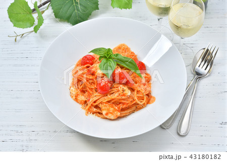 イタリアン料理、トマトソースとモッツアレラチーズのパスタ。スパゲティ。粉チーズとバジルの葉を添えて。 43180182