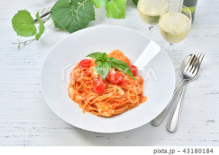 イタリアン料理、トマトソースとモッツアレラチーズのパスタ。スパゲティ。粉チーズとバジルの葉を添えて。 43180184