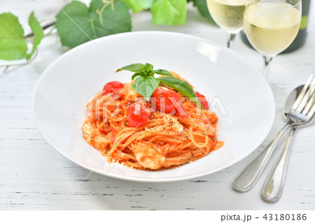イタリアン料理、トマトソースとモッツアレラチーズのパスタ。スパゲティ。粉チーズとバジルの葉を添えて。 イタリアン料理、トマトソースとモッツアレラチーズのパスタ。スパゲティ。粉チーズとバジルの葉を添えて。 43180186