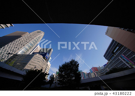 日本の東京都市景観 新宿駅西口地下ロータリーから望む高層ビル群など 日本の東京都市景観 新宿駅西口地下ロータリーから望む高層ビル群など 43180222