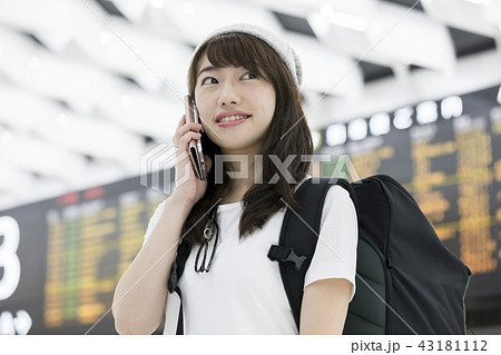 空港内で通話をするバックパッカー女性 空港内で通話をするバックパッカー女性 43181112