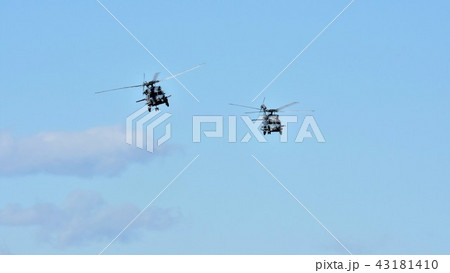 編隊で飛ぶアメリカ海軍の哨戒ヘリコプター 編隊で飛ぶアメリカ海軍の哨戒ヘリコプター 43181410