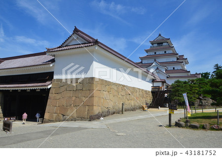 南走長屋(左手前)・天守閣(中央奥)(会津若松城(鶴ヶ城)/福島県会津若松市追手町) 南走長屋(左手前)・天守閣(中央奥)(会津若松城(鶴ヶ城)/福島県会津若松市追手町) 43181752