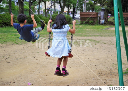公園のブランコで遊ぶ子供 公園のブランコで遊ぶ子供 43182307