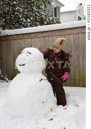 雪遊びをする女の子の写真素材