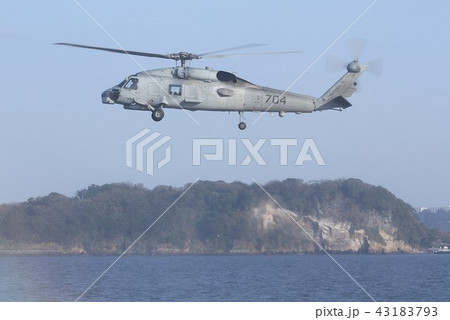海上でホバリングする東日本大震災の災害派遣でも活躍した在日米海軍のSH-60Bシーホーク対潜ヘリ 海上でホバリングする東日本大震災の災害派遣でも活躍した在日米海軍のSH-60Bシーホーク対潜ヘリ 43183793