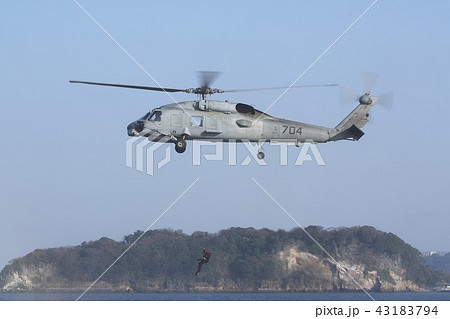 救助訓練でホバリングする東日本大震災の災害派遣でも活躍した在日米海軍のSH-60Bシーホーク対潜ヘリ 43183794