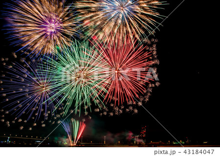 三重県　四日市港の花火大会　いなばポートラインとコンビナートをバックに打ち上げられる花火 43184047