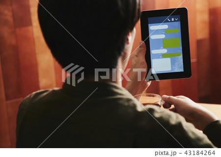 風景 男性 メッセージ スマートフォン 43184264