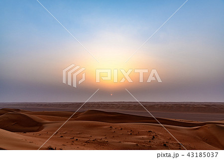 ワヒバ砂漠の日の出(オマーン、ワヒバ・サンズ) 43185037