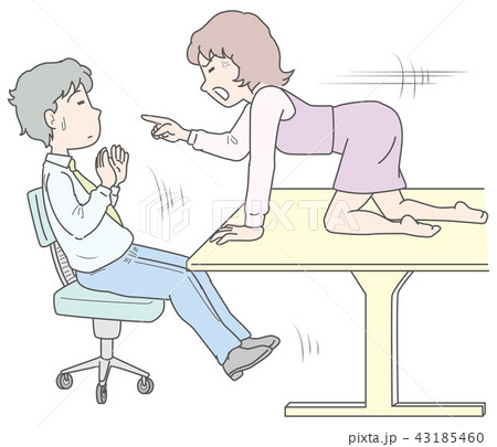 乗り出して怒るOL 43185460