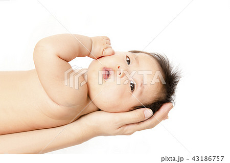 お母さんの腕に乗った新生児 愛しむイメージ お母さんの腕に乗った新生児 愛しむイメージ 43186757