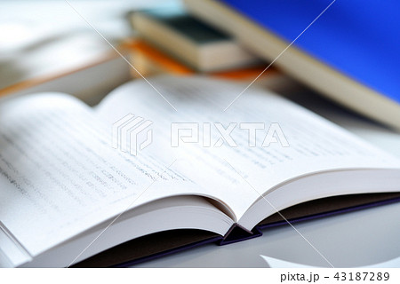 秋の日の読書 43187289