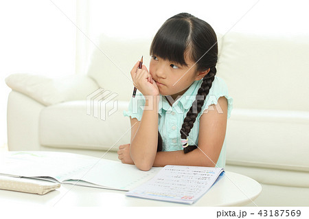 宿題をする女の子の写真素材