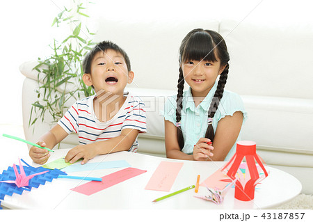 七夕飾りを作る女の子と男の子 43187857