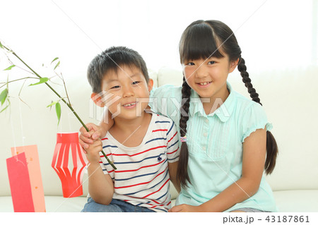 七夕飾りを作る女の子と男の子 43187861