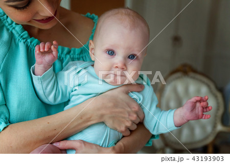 mother and daughter playing at home 43193903